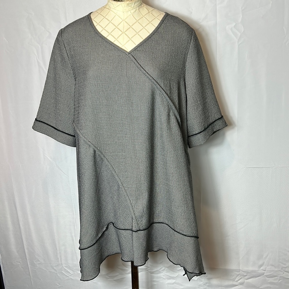 Moonlight By Y& S Black and White Tunic Top Short Sleeve Size Small like new